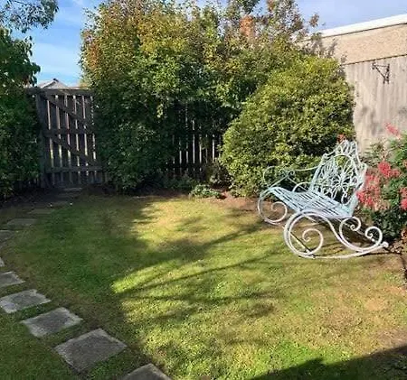 Croft - Quiet Residential Area Only 5 Min Walk From The *