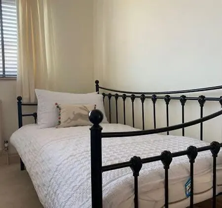 Croft - Quiet Residential Area Only 5 Min Walk From The