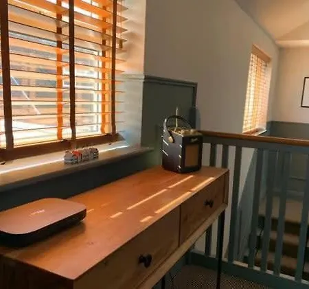 Croft - Quiet Residential Area Only 5 Min Walk From The *