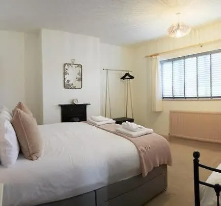 Dom wakacyjny Croft - Quiet Residential Area Only 5 Min Walk From The