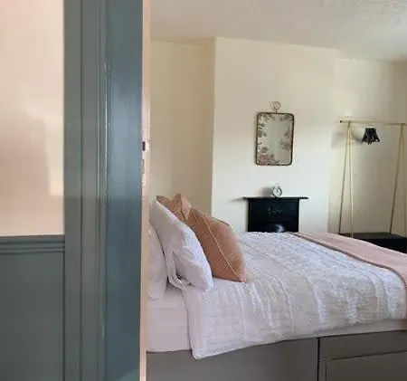 Croft - Quiet Residential Area Only 5 Min Walk From The *