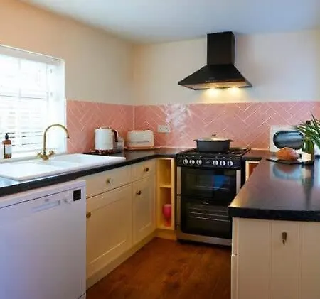 Croft - Quiet Residential Area Only 5 Min Walk From The