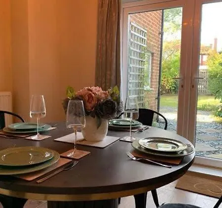 Dom wakacyjny Croft - Quiet Residential Area Only 5 Min Walk From The *