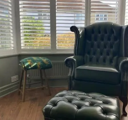 Croft - Quiet Residential Area Only 5 Min Walk From The