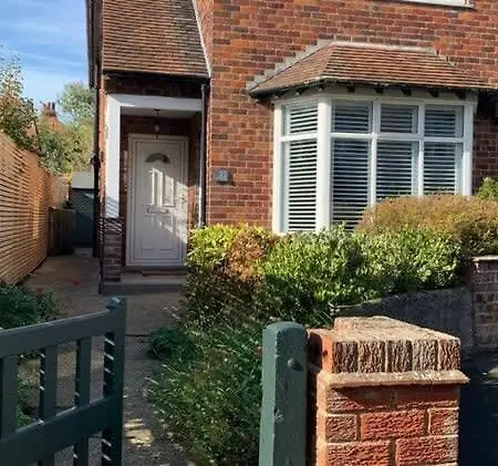 Croft - Quiet Residential Area Only 5 Min Walk From The *