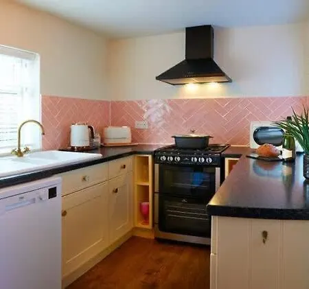 Croft - Quiet Residential Area Only 5 Min Walk From The