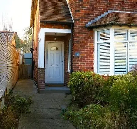 Croft - Quiet Residential Area Only 5 Min Walk From The 別荘 *