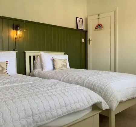 Croft - Quiet Residential Area Only 5 Min Walk From The 別荘