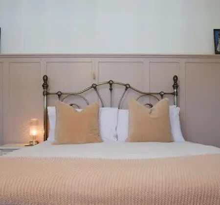 Croft - Quiet Residential Area Only 5 Min Walk From The * ファイリー