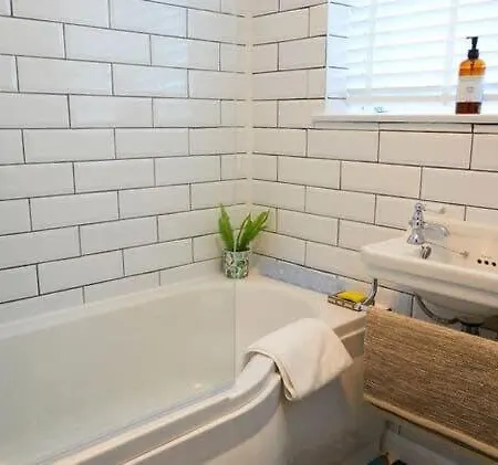 Croft - Quiet Residential Area Only 5 Min Walk From The 別荘 *